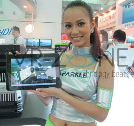 Девушка Sparkle демонстрирует планшетник Calibre X-Pad